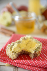 Brot mit Margarine und Apfelgelee