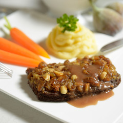 Vegetarisches Steak mit Feigen-Maronen-Kruste