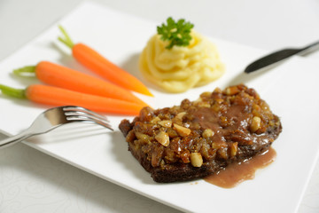 Vegetarisches Steak mit Kartoffelbrei und Karotten