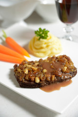 Sojasteak mit Feigen-Maronen-Kruste