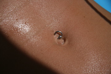 Fototapeta premium Ombelico con piercing