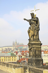 Fototapeta na wymiar Most Karlov jest w centrum starej Pragi