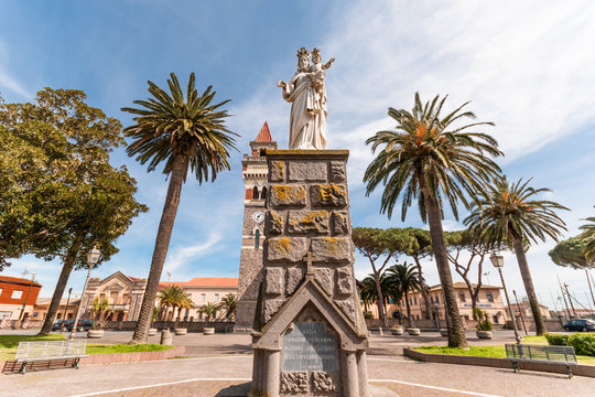 Sardegna, Arborea, statua di Maria Ausiliatrice
