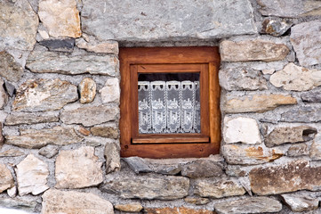 Petite fenêtre sur un chalet de montagne