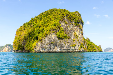 Obraz premium Cliffs into the sea Thailand