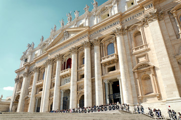 Fototapeta na wymiar Pokoje Petersdom im Sommer mit Tourist - Sankt Peter Fasada Rome
