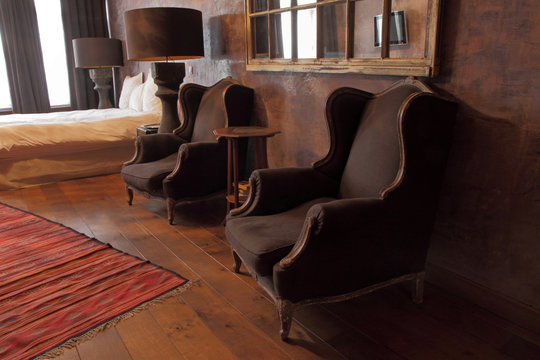 fauteuils berg&egrave;re dans chambre ancienne