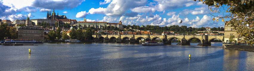 Karlsbrücke mit Radschin in Prag - obrazy, fototapety, plakaty