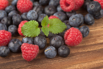 Blaubeeren mit Himbeeren auf Holz I