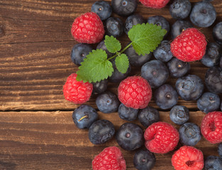 Blaubeeren mit Himbeeren auf Holz III