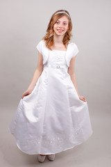 Fototapeta na wymiar Mädchen im weißen Kleid