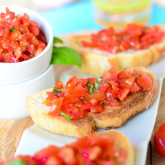 Bruschetta mit Tomaten und Basilikum