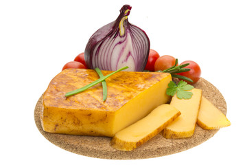 Fototapeta na wymiar Cebula ser i pomidory