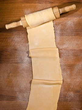 Teig mit Nudelholz