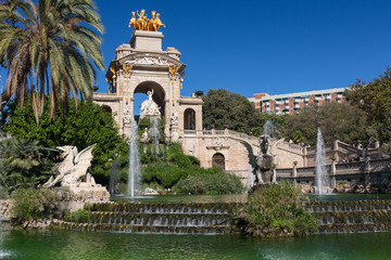 Fototapeta na wymiar Barcelona Park Ciudadela jezioro fontanna ze złotą kwadrygę z