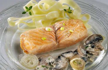 pavé de saumon sauce forestière et tagliatelles