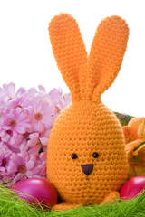 selbstgemachter Osterhase mit Ostereier und Blumen
