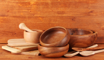 Fototapeta na wymiar Drewniane naczynia na drewnianym tle