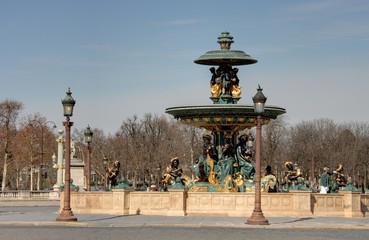 Fototapeta na wymiar Fontanna na Place de la Concorde w Paryżu