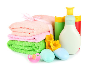Obraz na płótnie Canvas Kosmetyki dla niemowląt, ręczniki i mydło, samodzielnie na białym tle