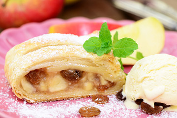 Apfelstrudel mit Vanilleeis