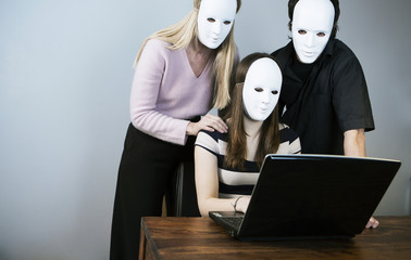familie mit masken vor dem computer