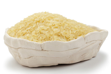 Ungekochter Reis in Schale