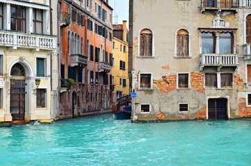 Fototapeta na wymiar Piękna woda ulicy - Wenecja, Włochy