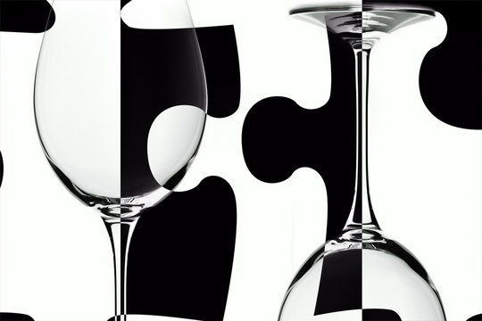 Bicchieri di vino su sfondo puzzle