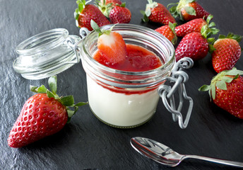 Panna Cotta im Einmachglas mit Erdbeeren