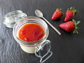 Panna Cotta im Einmachglas mit Erdbeeren
