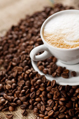 cappuccino mit kaffeebohnen