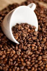kaffeetasse und kaffeebohnen