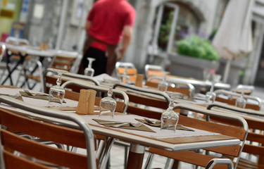 tables préparées en soirée au restaurant,terrasse