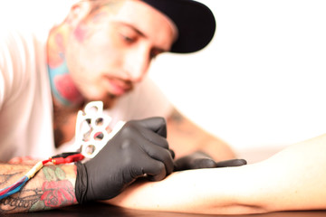 T&auml;towierer bei der Arbeit