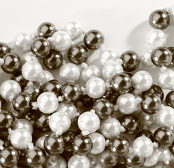 String of black and white pearl in toning