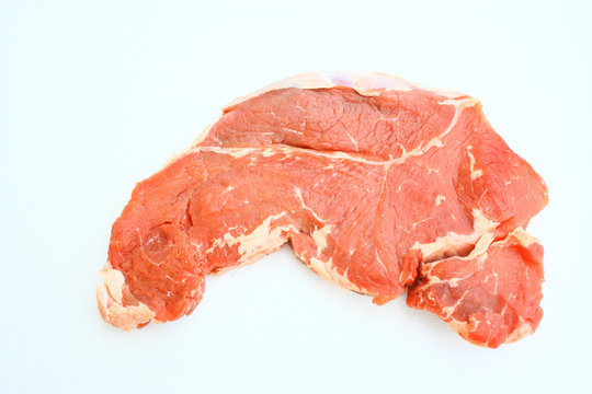 rumsteck de boeuf isol&eacute;, crue sur fond blanc