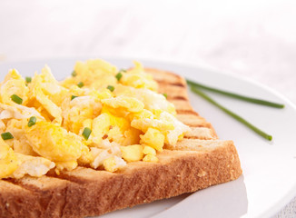bread with scrambled eggs