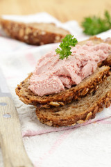 Vollkornbrot mit Leberwurst