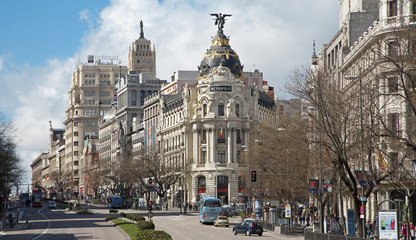 Obraz premium Madrid - Cale de Alcala street and Metropolis building