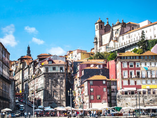 Fototapeta na wymiar Stare zabytkowe domy w Porto / Portugalia