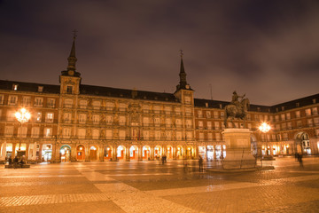 Fototapeta na wymiar Madryt - Plaza Mayor w zmierzchu porannym