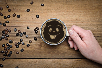 lachendes Gesicht im Kaffeeschaum