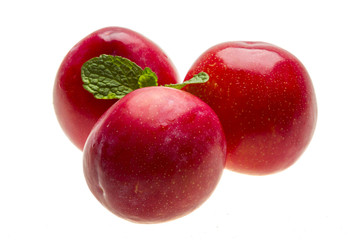 Obraz premium Bright ripe plum with mint