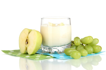 Fototapeta na wymiar Pyszny jogurt w szkle z owoców samodzielnie na białym tle