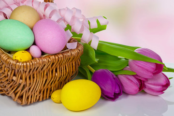 Obraz na płótnie Canvas Easter eggs in a wicker basket.