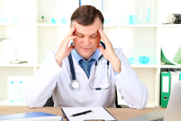 Fototapeta premium Medical doctor working at desk