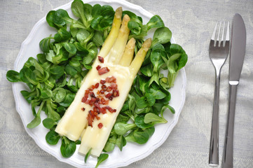Spargel überbacken mit Käse auf Vogerlsalat