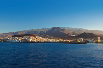 Fototapeta na wymiar Plaża Los Cristianos w Teneryfa - Wyspy Kanaryjskie