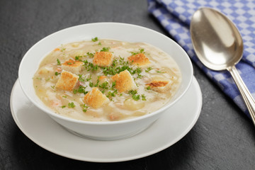 Kartoffelsuppe mit Brotcroutons